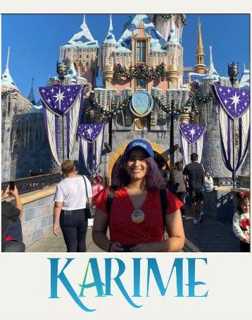 Karime Alvarado, agente de viajes de VuelAventura, frente al castillo de Disney
